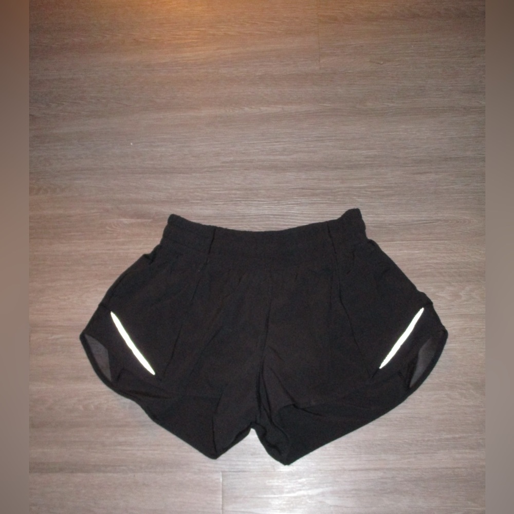 black Lululemon Hotty Hot Low-Rise Lined
Short 2.5"